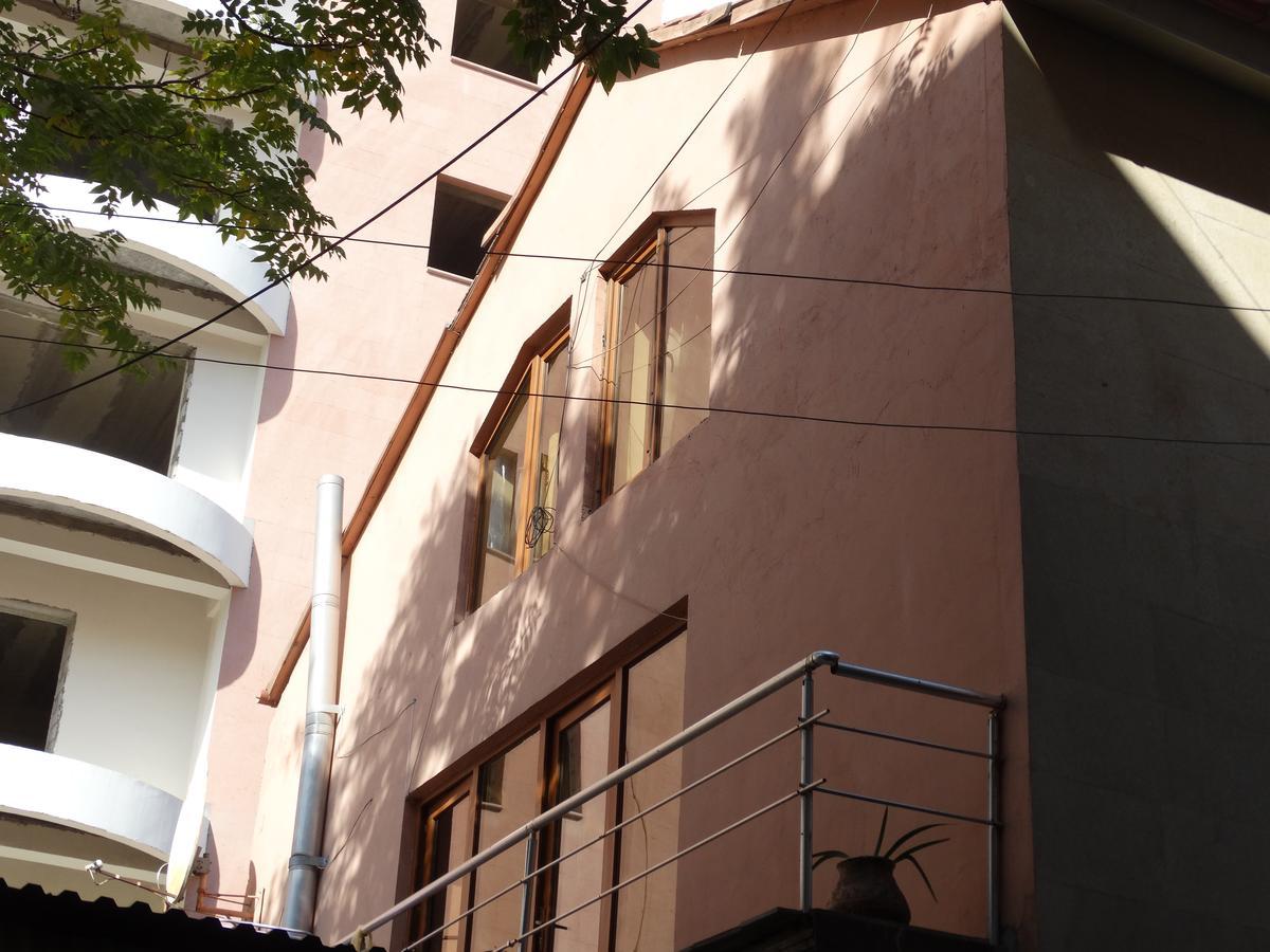 Destiny 1 Hostel เยเรวาน ภายนอก รูปภาพ